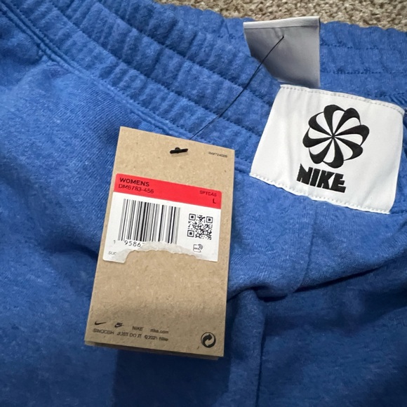 Nike Women’s Shorts - Picture 4 of 5